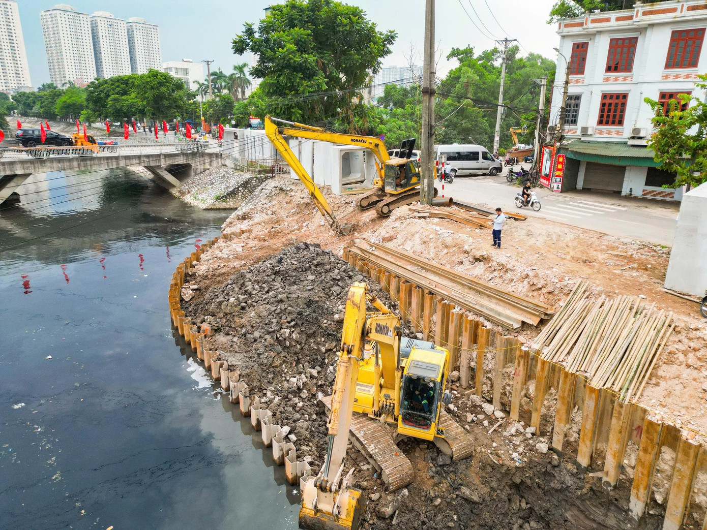 Đập dâng đầu tiên trên sông Tô Lịch trước ngày về đích - Ảnh 14