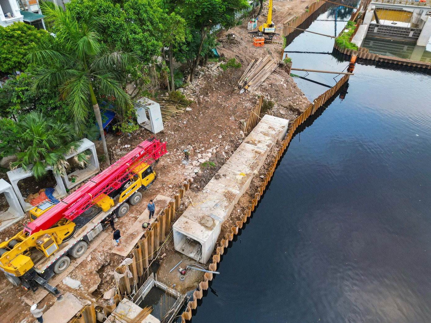 Đập dâng đầu tiên trên sông Tô Lịch trước ngày về đích - Ảnh 13