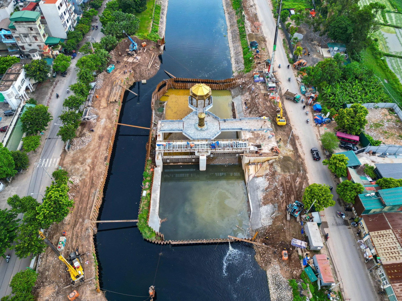 Đập dâng đầu tiên trên sông Tô Lịch trước ngày về đích - Ảnh 2