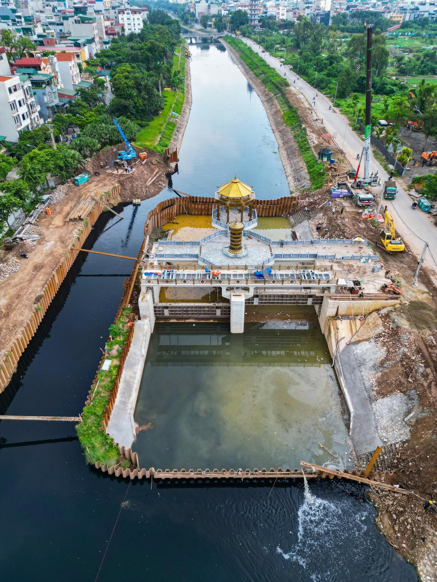 Đập dâng đầu tiên trên sông Tô Lịch trước ngày về đích - Ảnh 16