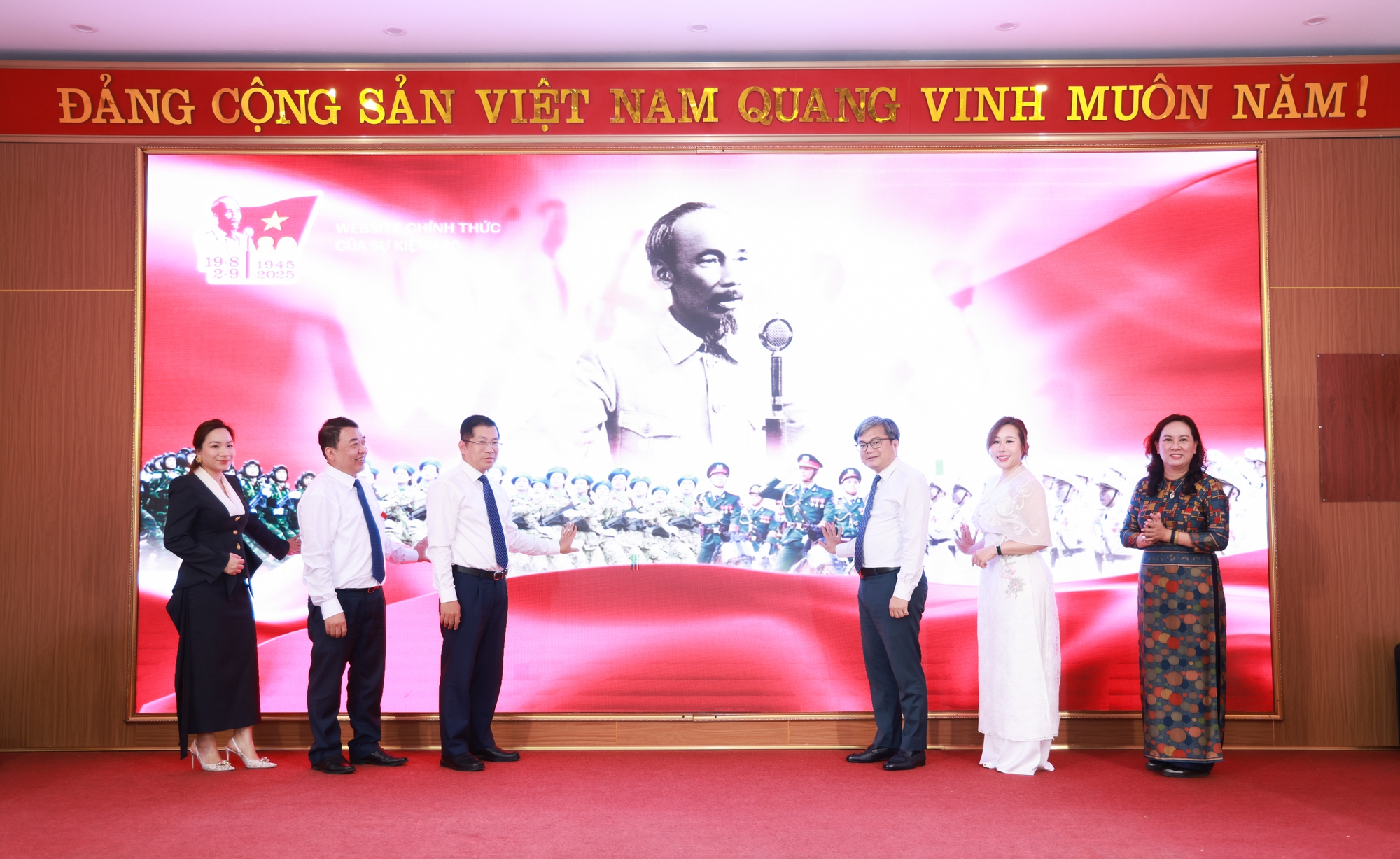 Hà Nội ra mắt nền tảng số 'A80 - Tự hào Việt Nam': Cung cấp toàn bộ lịch trình, thông tin, giao thông,…về lễ kỷ niệm, lan tỏa niềm tự hào dân tộc - Ảnh 1