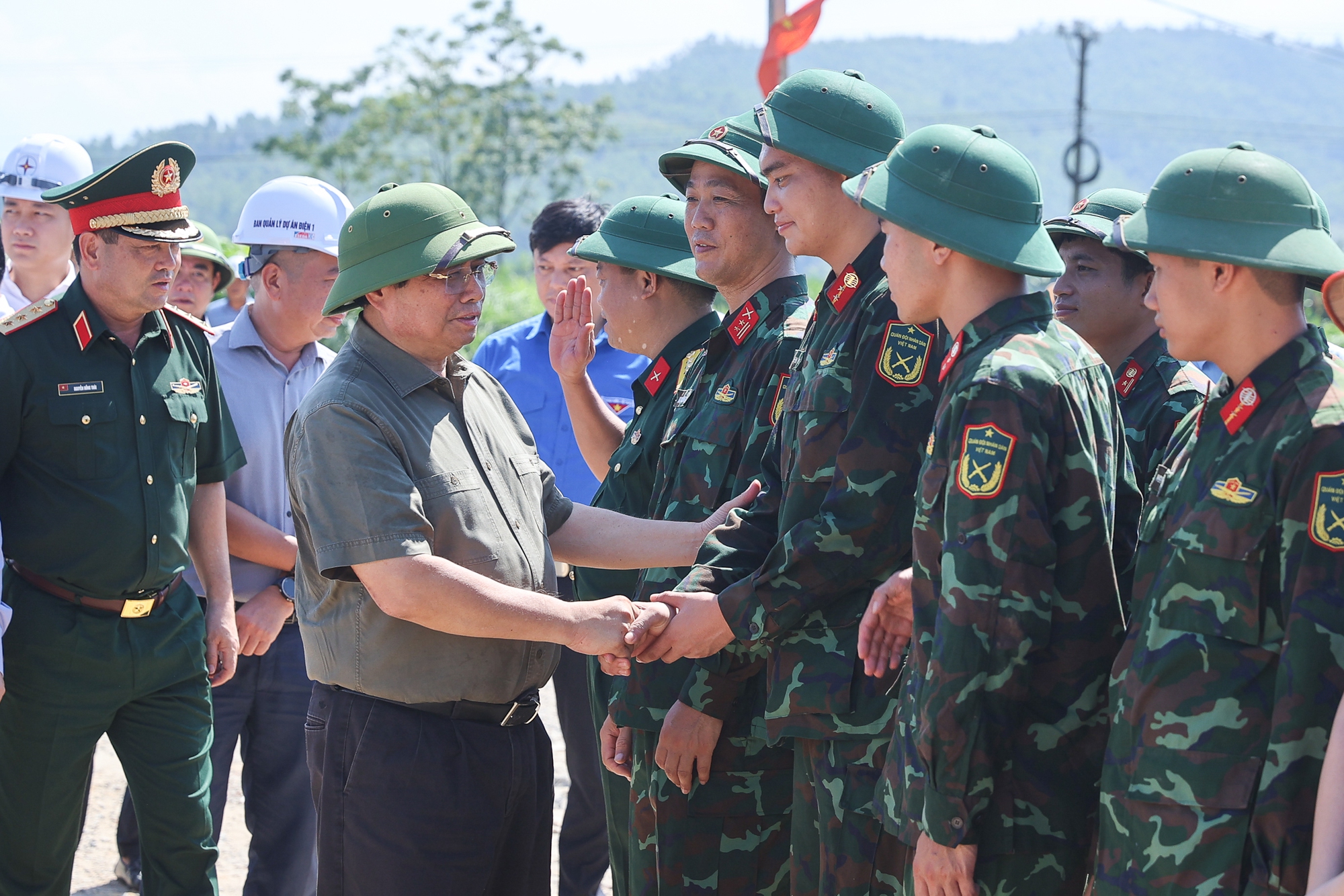 Dự án hơn 7,4 nghìn tỷ đồng, dài 229km thi công thần tốc: Dùng thiết bị không người lái rút ngắn thời gian - Ảnh 2