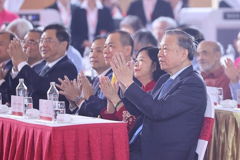 4 tỷ phú đô la Nguyễn Thị Phương Thảo, Phạm Nhật Vượng, Trần Đình Long, Hồ Hùng Anh cùng ''phất cờ'' khởi động các "quả đấm thép" dọc miền đất nước - Ảnh 1