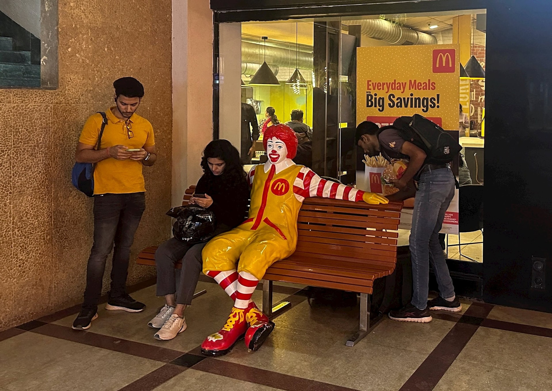 Trước đòn thuế nặng của ông Trump, người dân tại nền kinh tế hơn 4 nghìn tỷ USD hô hào tẩy chay hàng Mỹ, Thủ tướng kêu gọi phải tăng cường tự lực cánh sinh - Ảnh 1