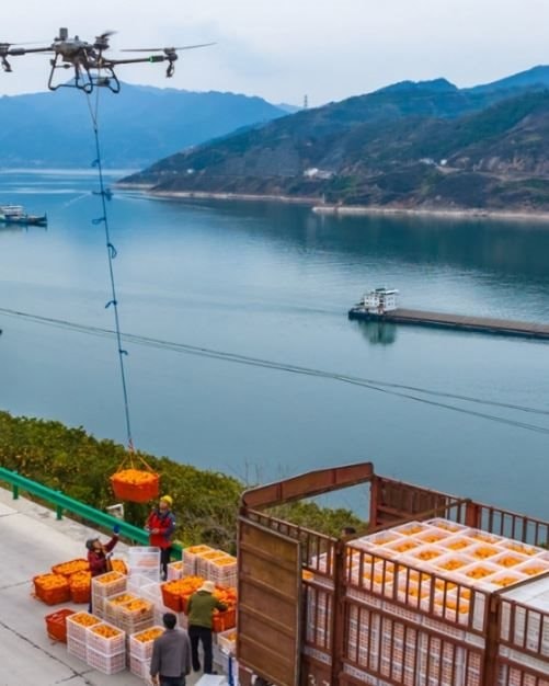 Những cánh đồng không bóng nông dân tại Trung Quốc: Tràn ngập máy cày robot, drone giám sát, dữ liệu liên tục phát về phòng điều khiển - Ảnh 2