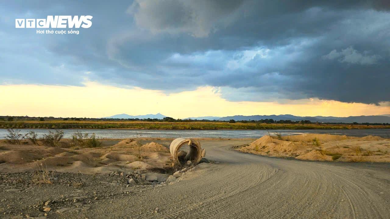 Máy móc dự án nghìn tỷ ở Đắk Lắk phơi nắng phơi sương chờ giải phóng mặt bằng - Ảnh 8