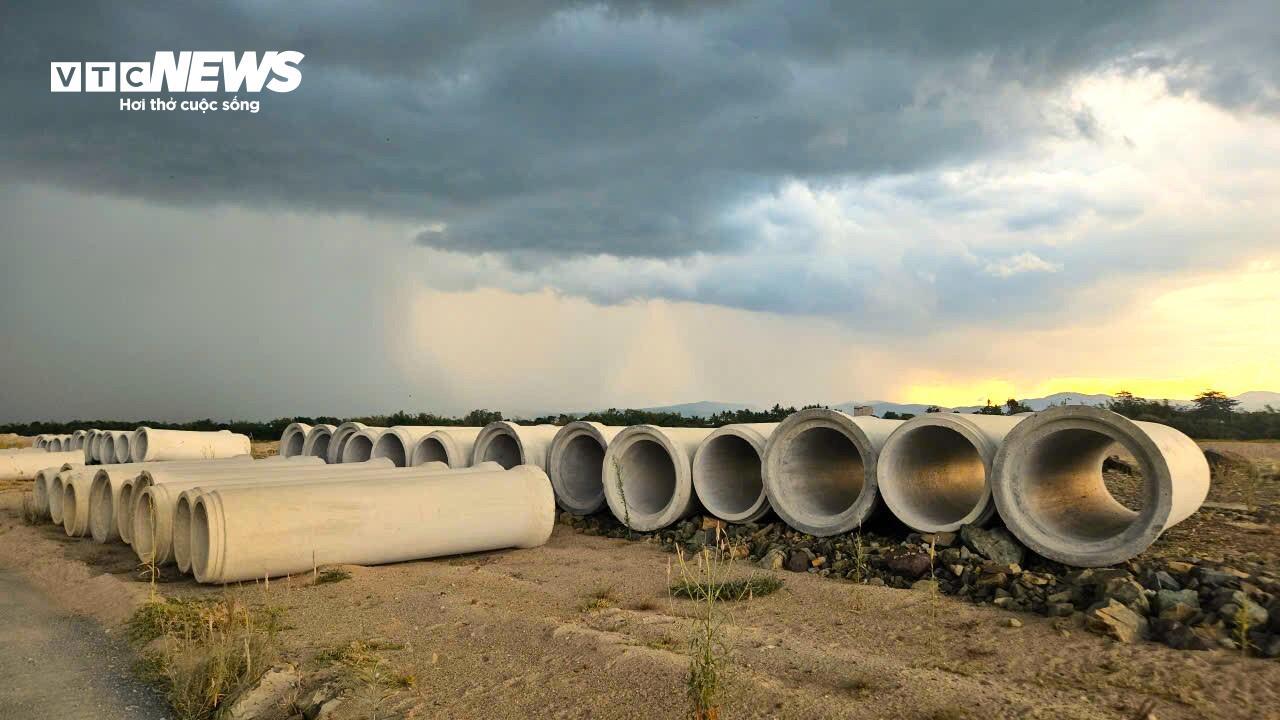 Máy móc dự án nghìn tỷ ở Đắk Lắk phơi nắng phơi sương chờ giải phóng mặt bằng - Ảnh 10