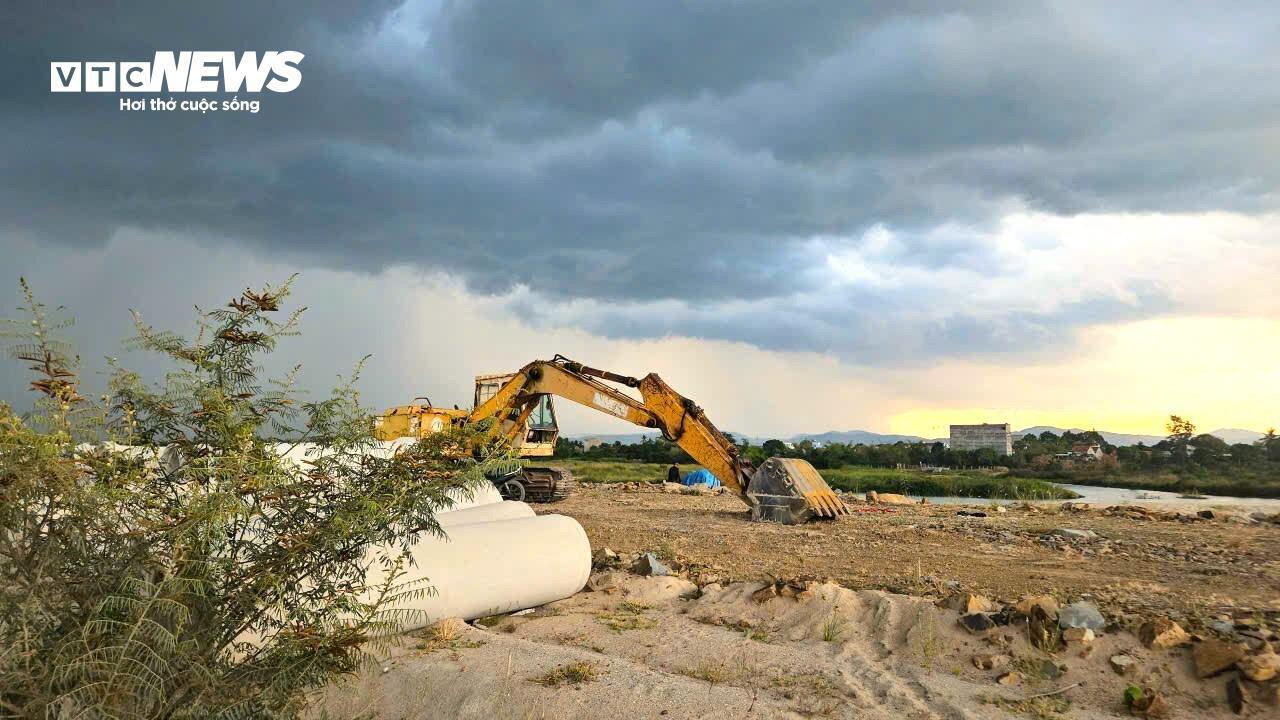 Máy móc dự án nghìn tỷ ở Đắk Lắk phơi nắng phơi sương chờ giải phóng mặt bằng - Ảnh 9