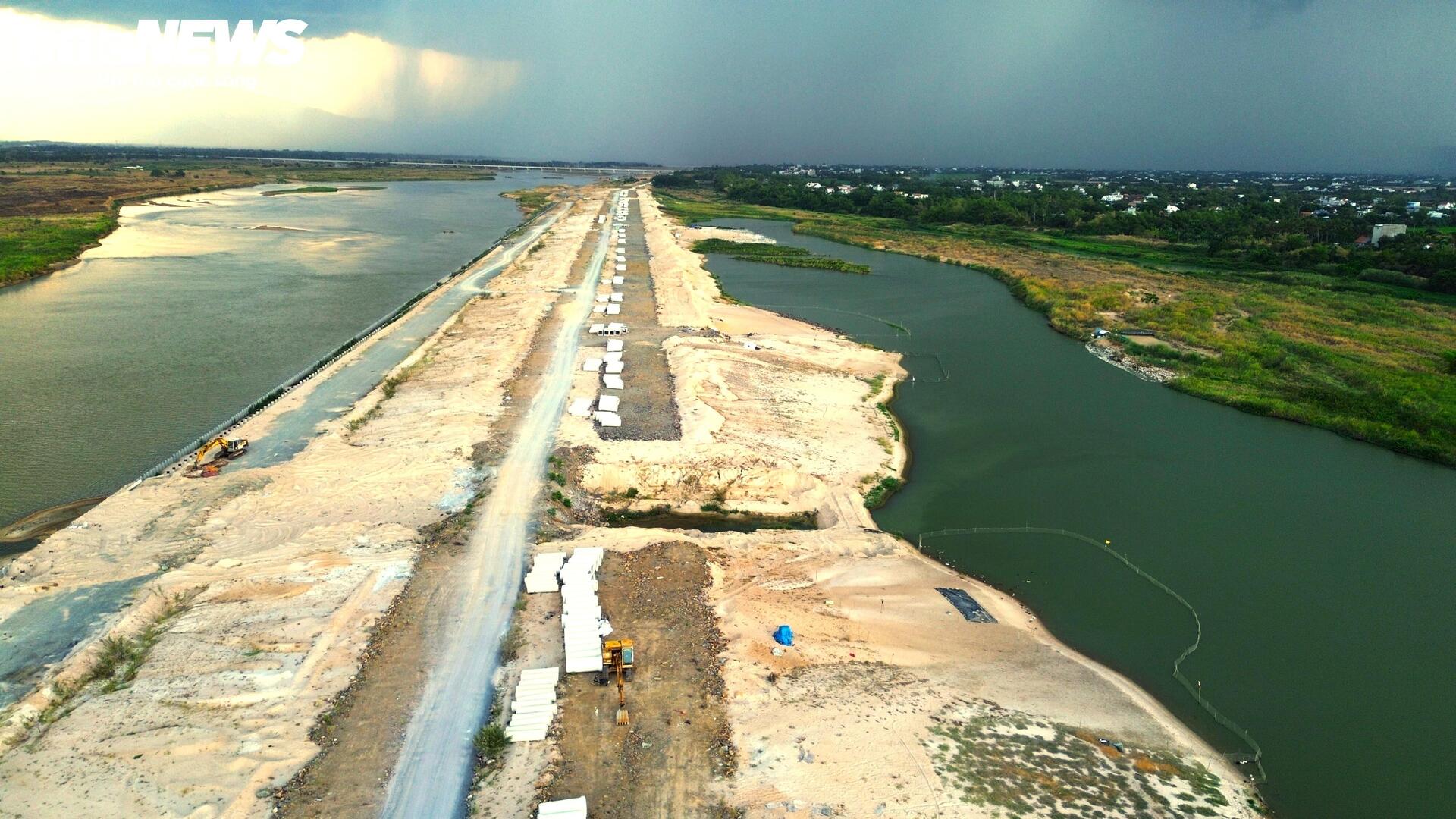 Máy móc dự án nghìn tỷ ở Đắk Lắk phơi nắng phơi sương chờ giải phóng mặt bằng - Ảnh 1