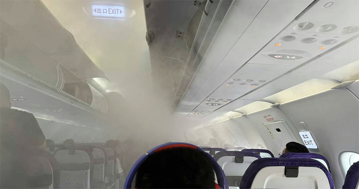 Hành khách giận dữ tố hãng hàng không 'để điều hòa lạnh như tủ đá để bán chăn' - Ảnh 1