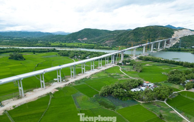 Cận cảnh cây cầu dài nhất cao tốc Bắc - Nam phía đông vừa hợp long - Ảnh 1