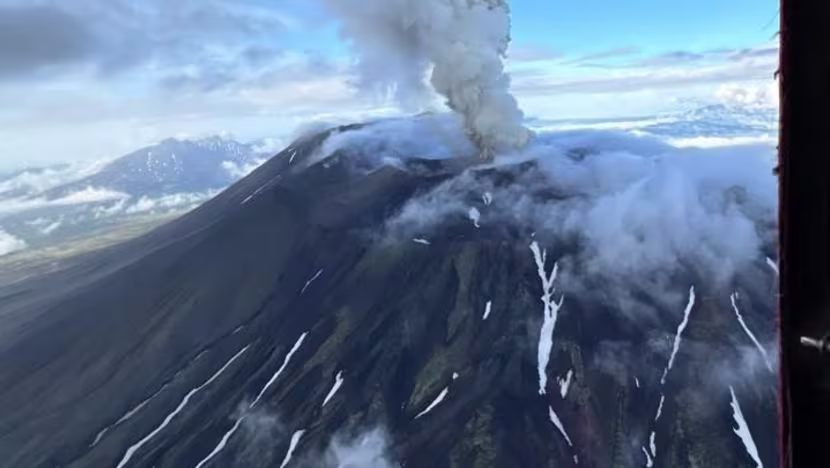 Núi lửa Nga phun trào lần đầu trong 475 năm sau trận động đất lịch sử 8,8 độ, cột khói cao tới 6km - Ảnh 1