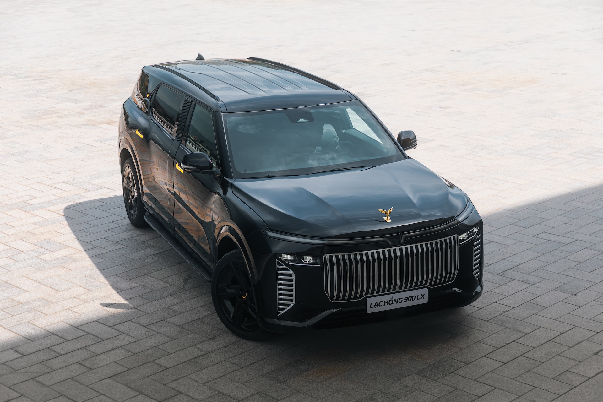 VinFast Lạc Hồng 900 LX bản chống đạn nặng hơn 5 tấn, chịu được 440 phát đạn - xịt lốp vẫn di chuyển 80-100 km - Ảnh 1