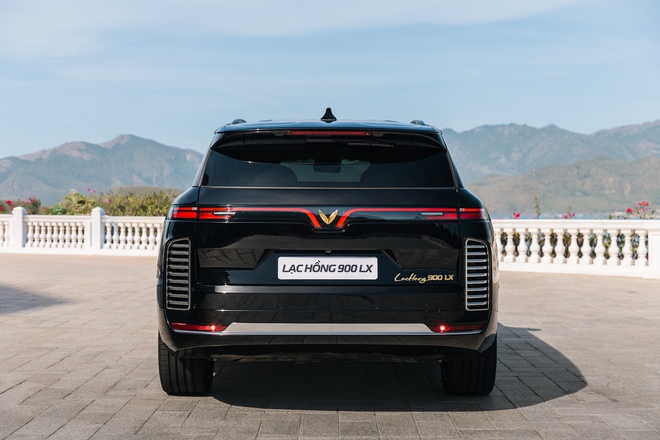 VinFast Lạc Hồng 900 LX bản chống đạn nặng hơn 5 tấn, chịu được 440 phát đạn - xịt lốp vẫn di chuyển 80-100 km - Ảnh 3