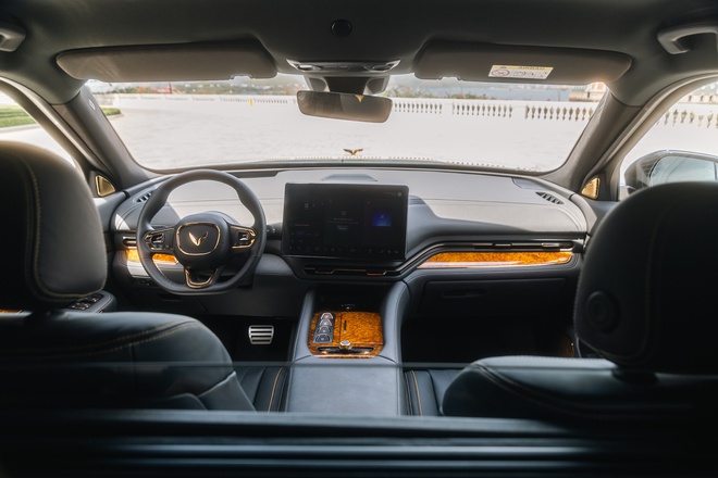 VinFast Lạc Hồng 900 LX bản chống đạn nặng hơn 5 tấn, chịu được 440 phát đạn - xịt lốp vẫn di chuyển 80-100 km - Ảnh 6