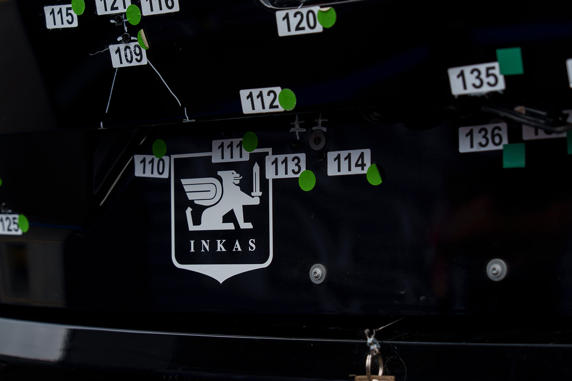 Cận cảnh 440 vết đạn trên siêu xe VinFast Lạc Hồng 900 LX - Ảnh 1