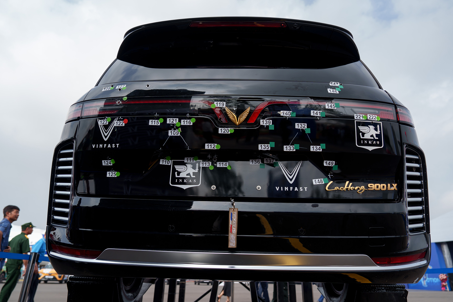 Cận cảnh 440 vết đạn trên siêu xe VinFast Lạc Hồng 900 LX - Ảnh 9