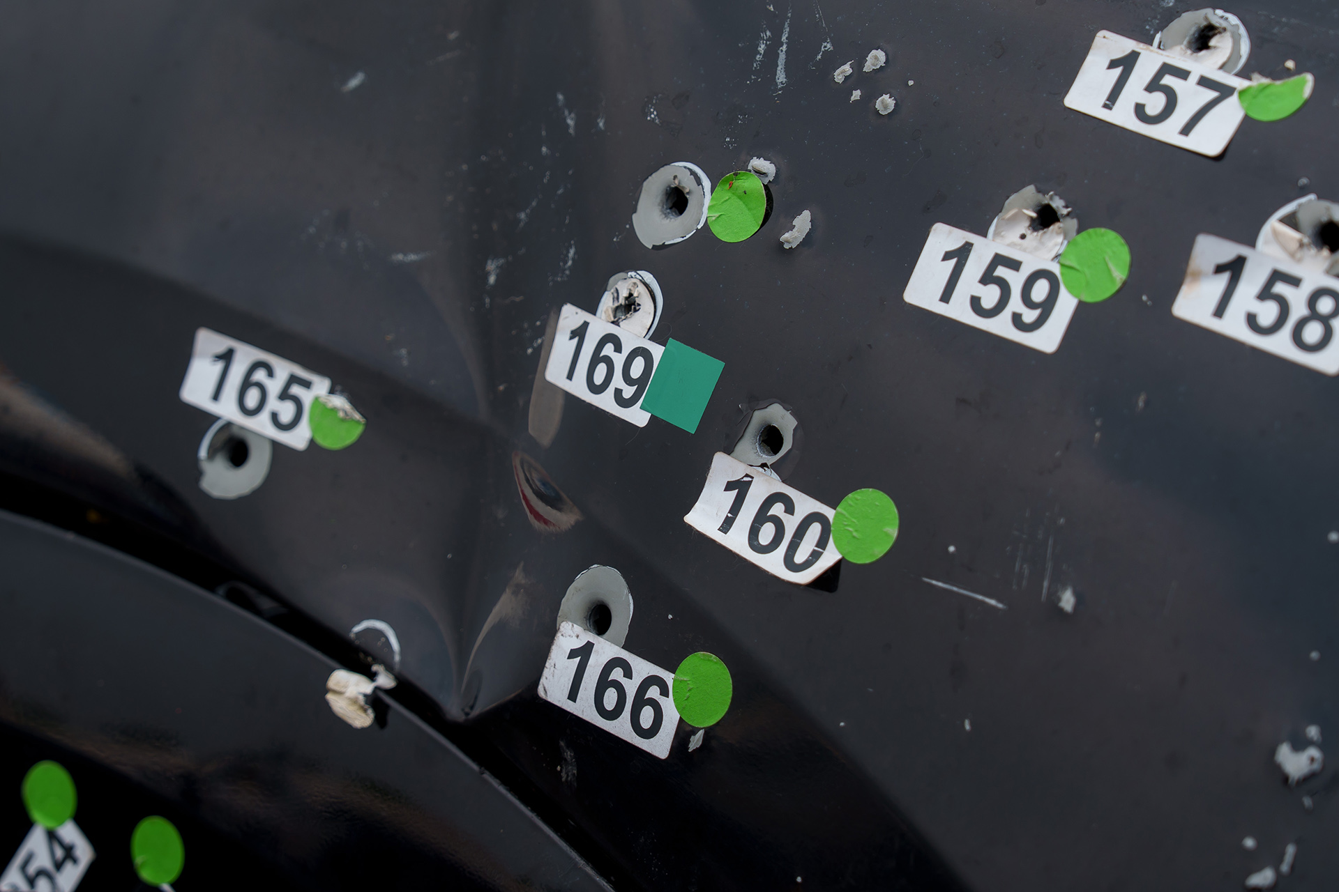 Cận cảnh 440 vết đạn trên siêu xe VinFast Lạc Hồng 900 LX - Ảnh 10