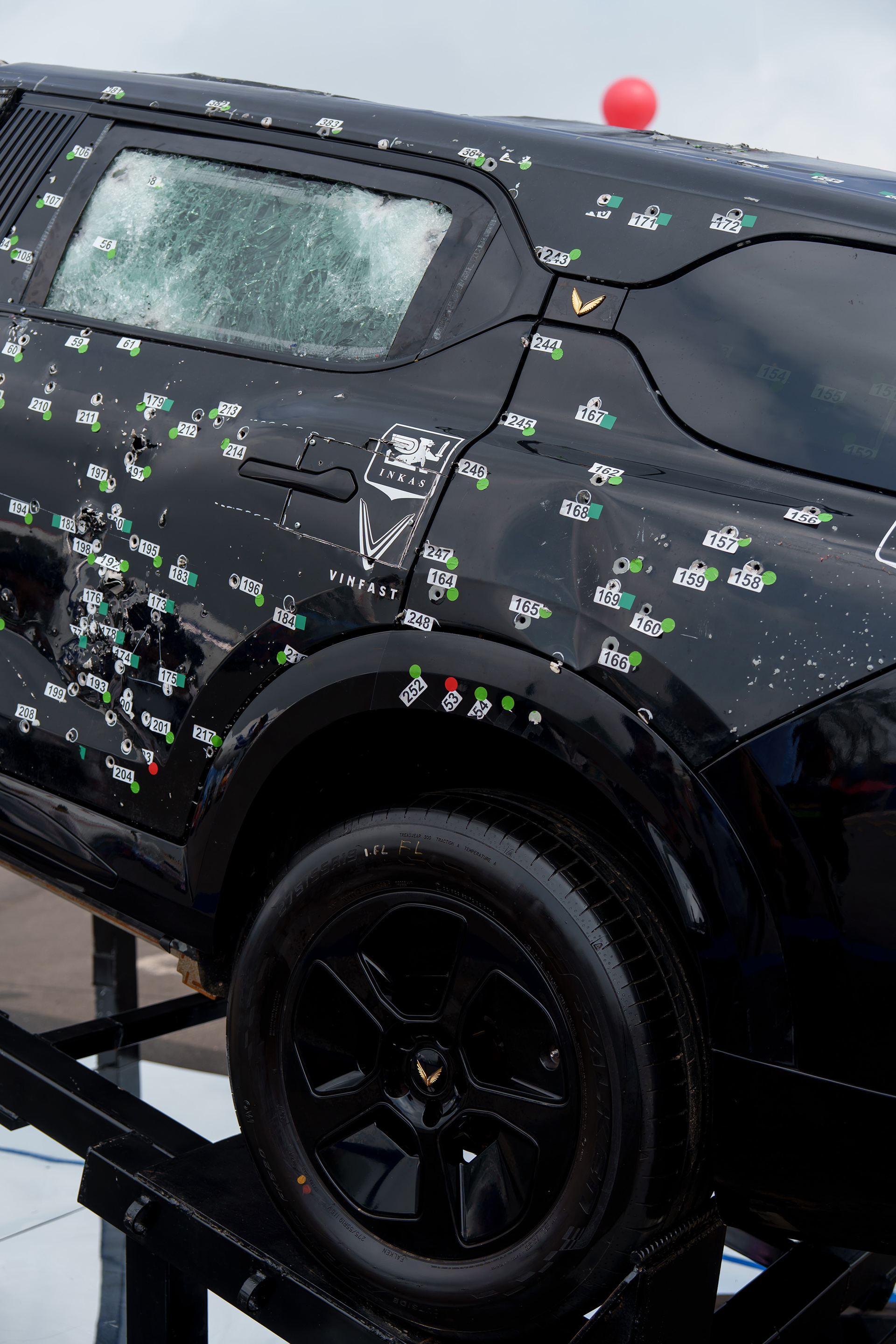 Cận cảnh 440 vết đạn trên siêu xe VinFast Lạc Hồng 900 LX - Ảnh 2