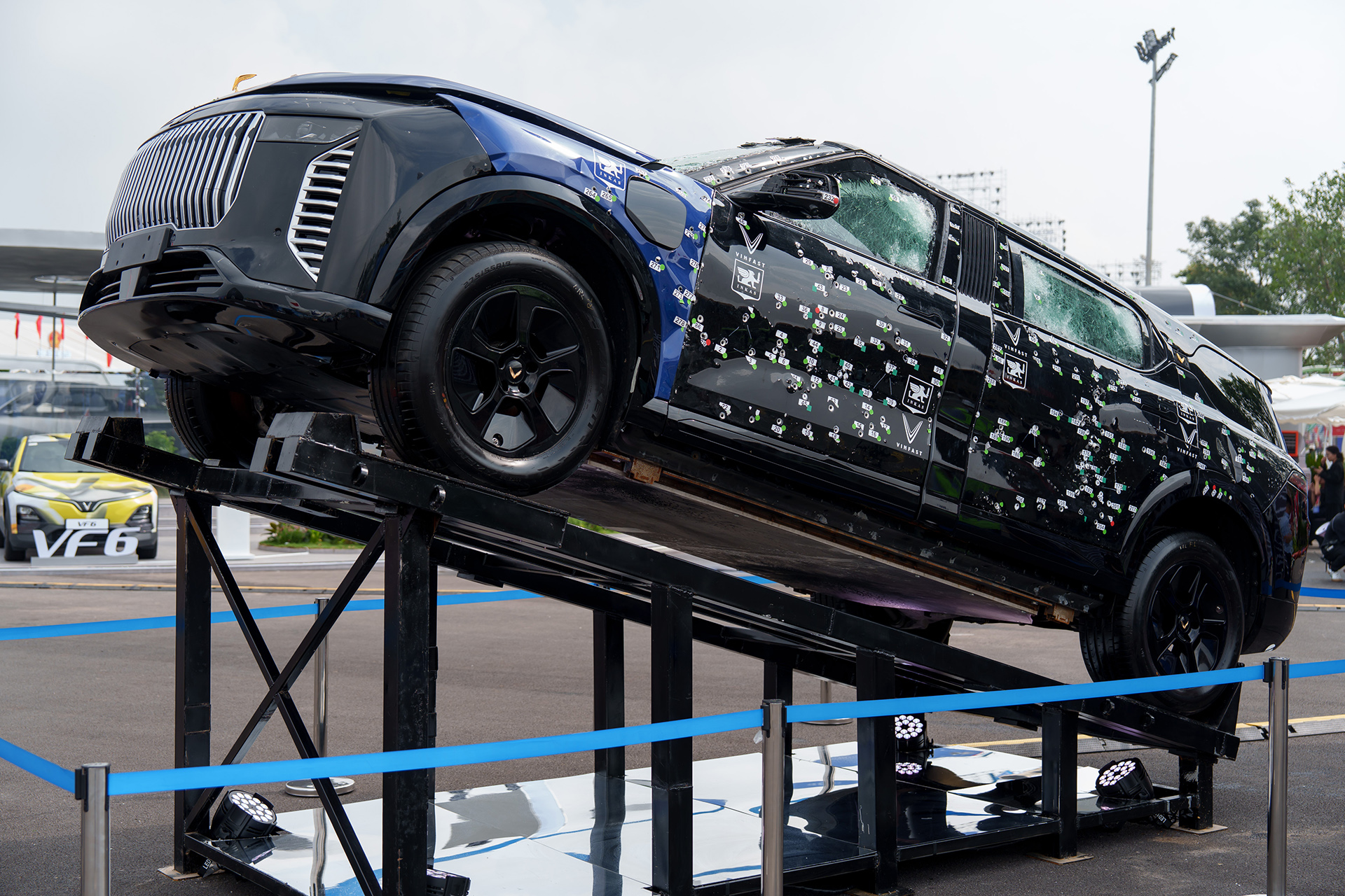 Cận cảnh 440 vết đạn trên siêu xe VinFast Lạc Hồng 900 LX - Ảnh 3