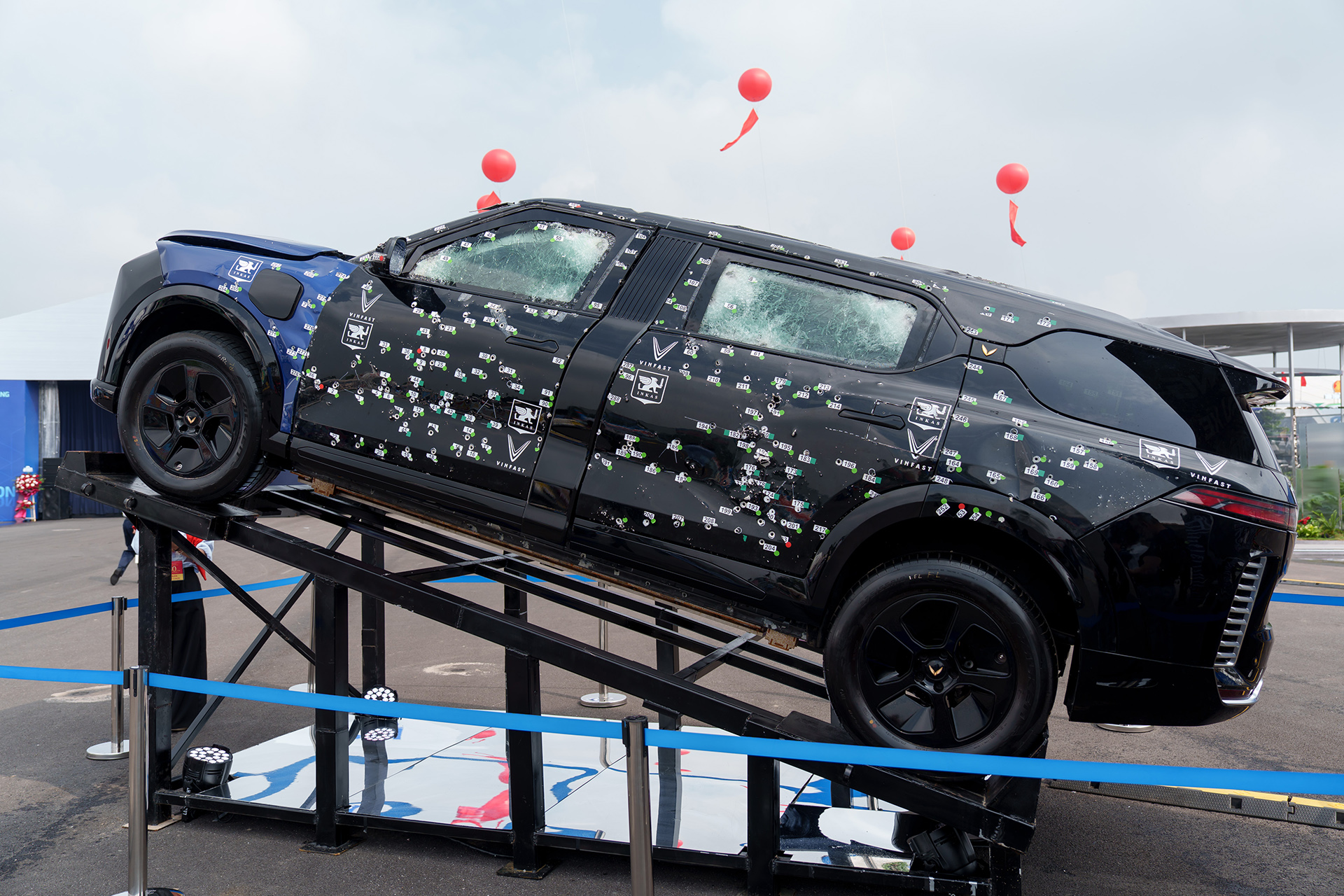 Cận cảnh 440 vết đạn trên siêu xe VinFast Lạc Hồng 900 LX - Ảnh 4