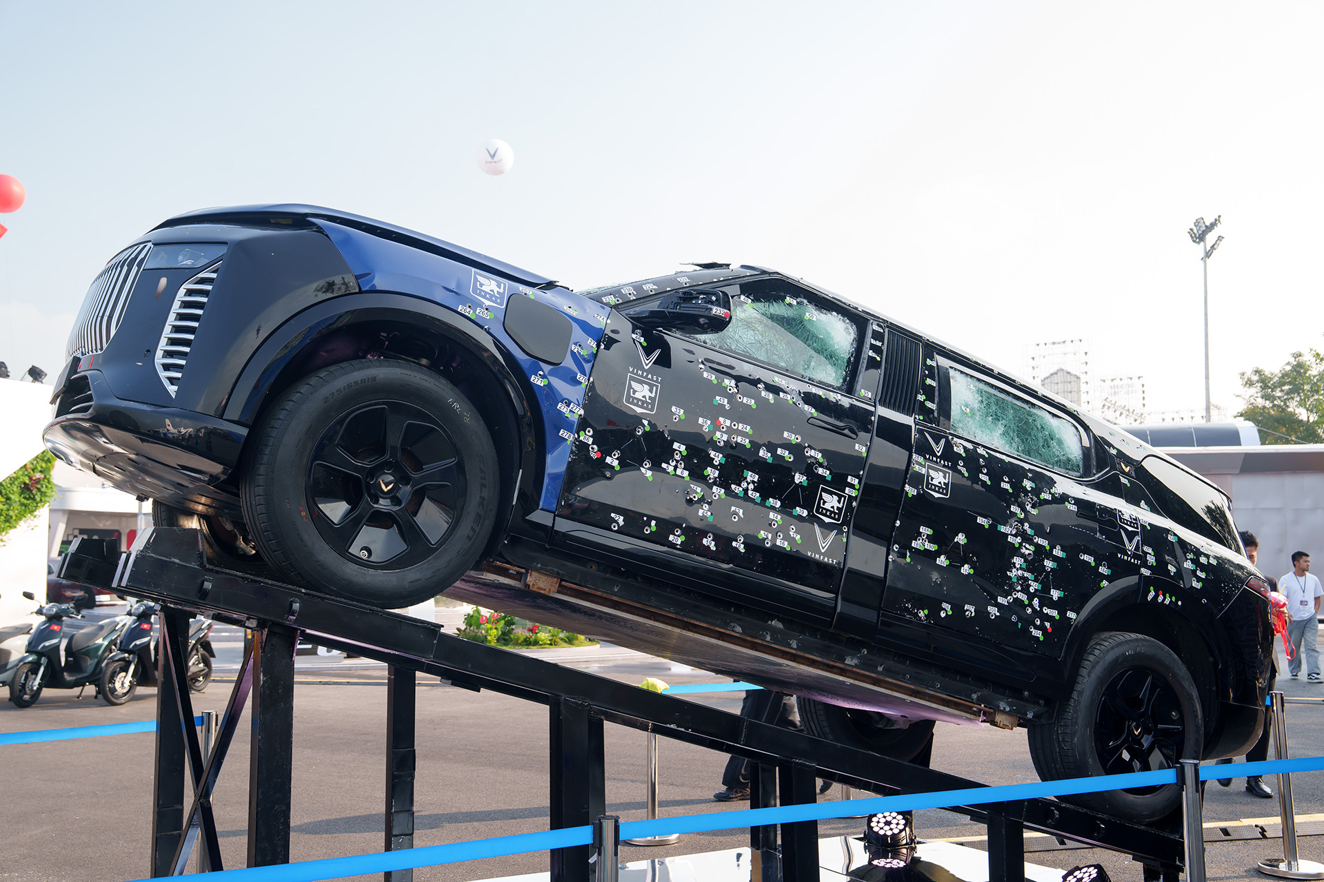 Cận cảnh 440 vết đạn trên siêu xe VinFast Lạc Hồng 900 LX - Ảnh 5