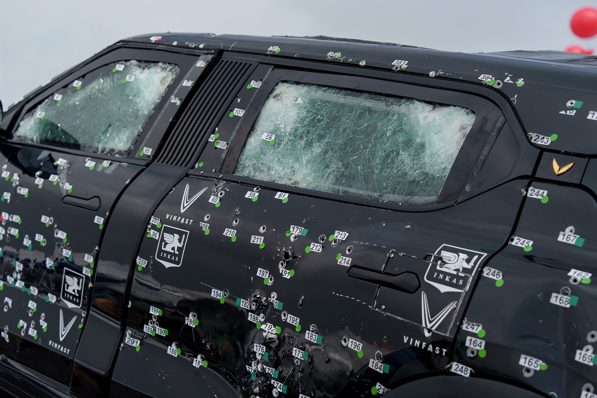 Cận cảnh 440 vết đạn trên siêu xe VinFast Lạc Hồng 900 LX - Ảnh 6