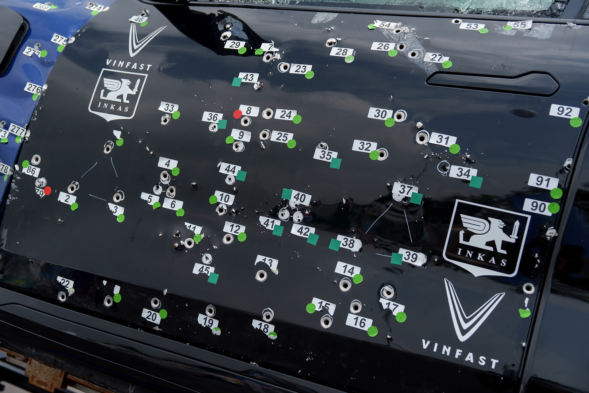 Cận cảnh 440 vết đạn trên siêu xe VinFast Lạc Hồng 900 LX - Ảnh 7