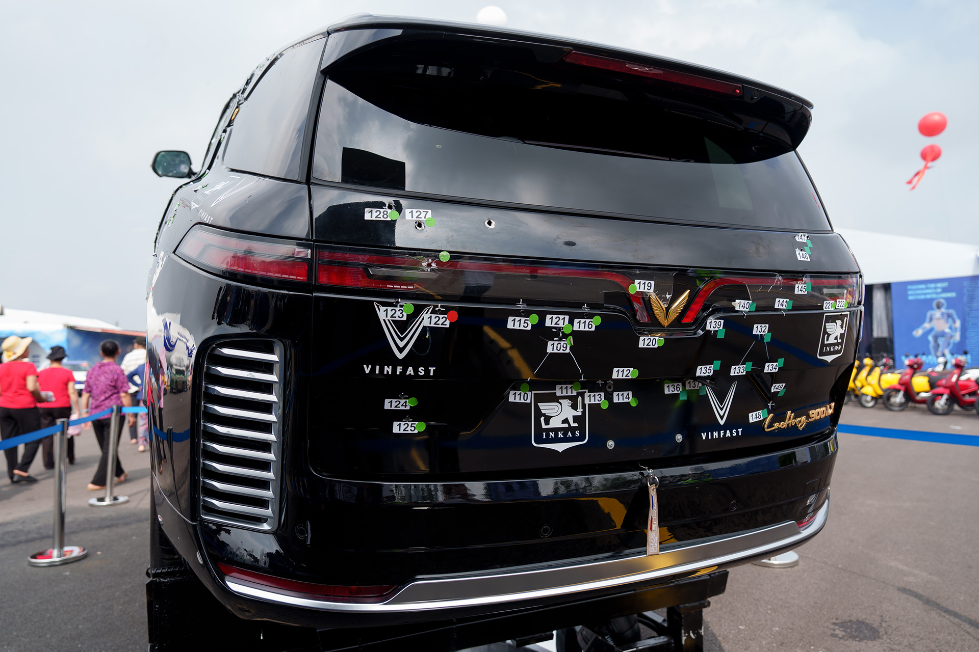 Cận cảnh 440 vết đạn trên siêu xe VinFast Lạc Hồng 900 LX - Ảnh 8