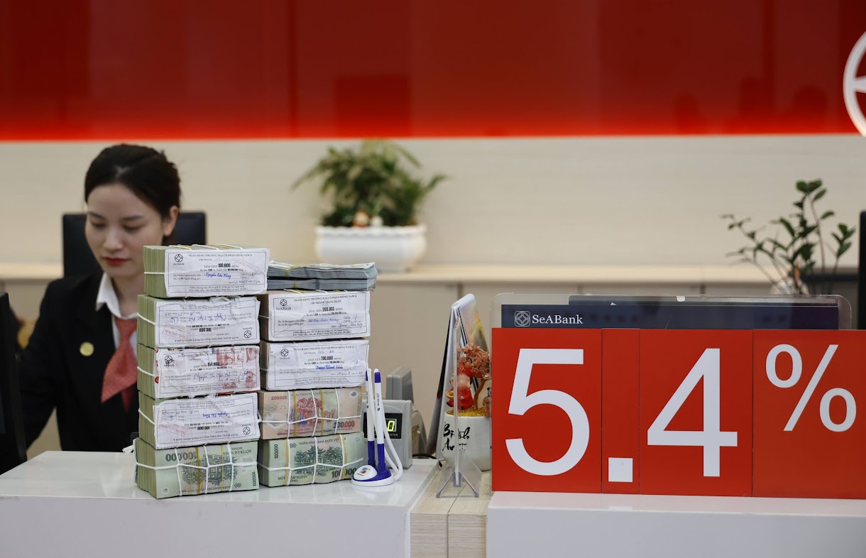 Một số ngân hàng tăng lãi suất gửi tiết kiệm, điều gì đang xảy ra? - Ảnh 1