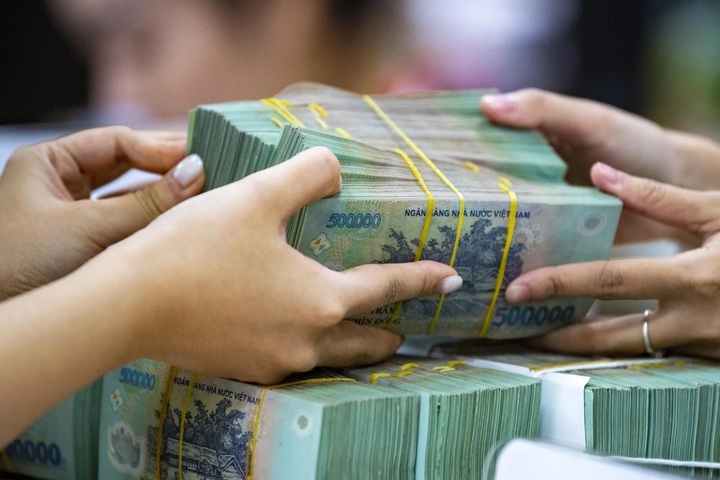 Hàng loạt ngân hàng tăng lãi suất tiền gửi: Chuyên gia dự báo gì? - Ảnh 1