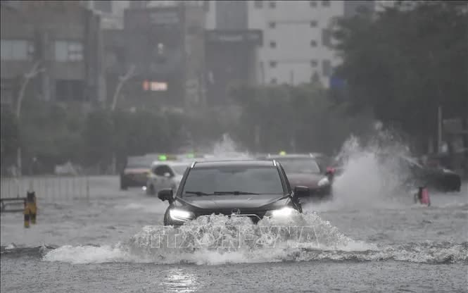 Trung Quốc kích hoạt ứng phó khẩn cấp phòng chống lũ lụt tại Hải Nam - Ảnh 1