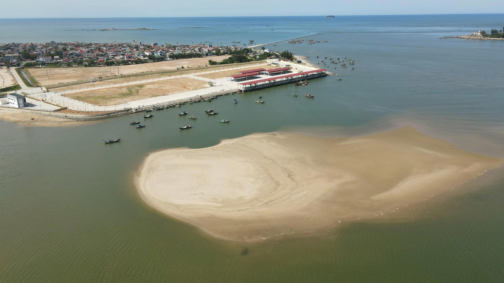 Tàu thuyền gặp khó khi ra, vào cảng cá được đầu tư gần 300 tỉ đồng vì luồng lạch bị bồi lắng - Ảnh 13