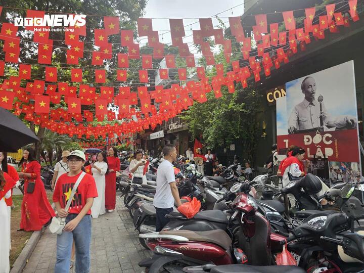 Khách trẩy hội 2/9 đông nghẹt, nhiều dịch vụ ở Hà Nội đội giá - Ảnh 3