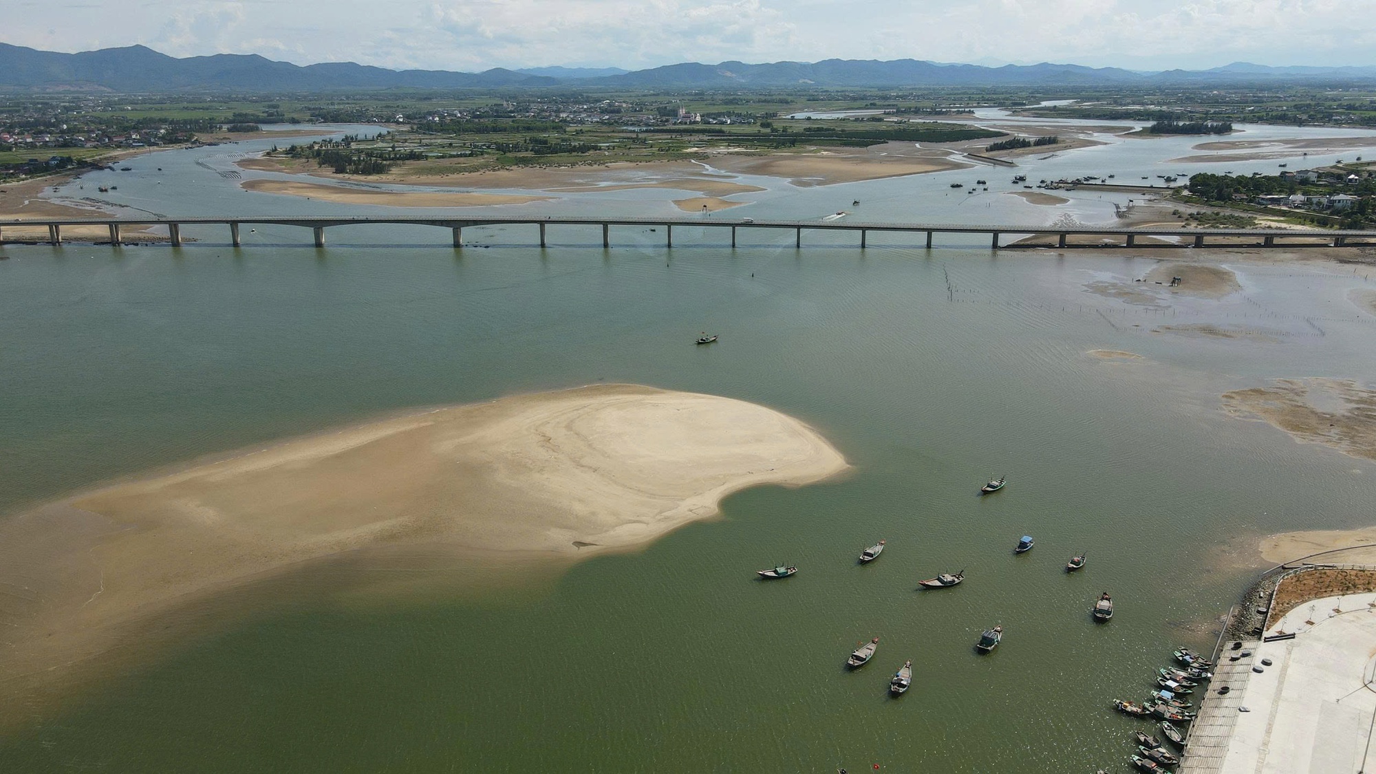 Tàu thuyền gặp khó khi ra, vào cảng cá được đầu tư gần 300 tỉ đồng vì luồng lạch bị bồi lắng - Ảnh 5