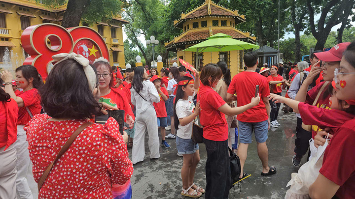 Khách trẩy hội 2/9 đông nghẹt, nhiều dịch vụ ở Hà Nội đội giá - Ảnh 7