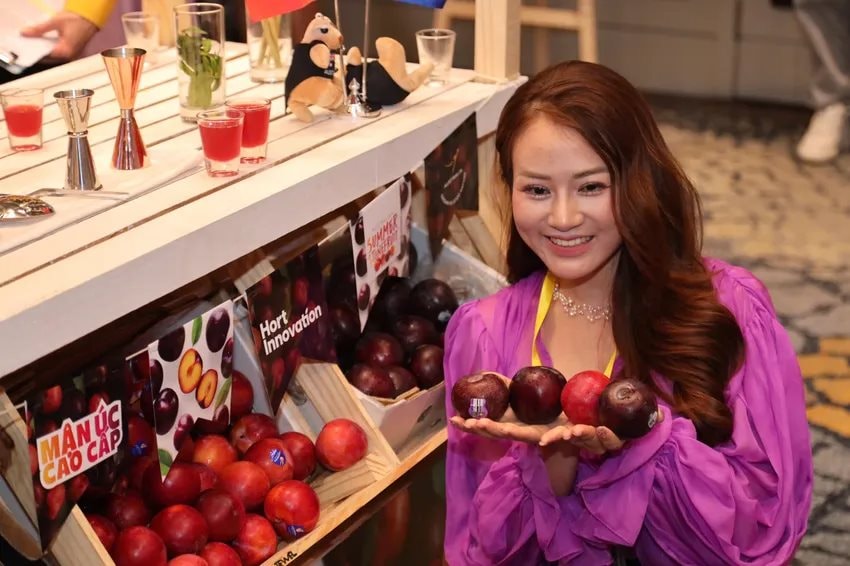 Loại quả được mệnh danh là "nữ hoàng đỏ thắm" đổ bộ vào VN, vận chuyển bằng máy bay sau 72 giờ thu hái - Ảnh 1