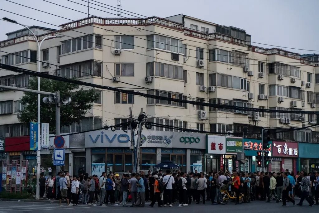 Buồn cho những người bị bỏ lại phía sau tại nền kinh tế lớn thứ 2 thế giới: Mất việc vì “quá tuổi”, lên thủ đô tìm việc từ tờ mờ sáng, “việc ít, người đông”, tiền công lại bị môi giới cắt xén - Ảnh 1