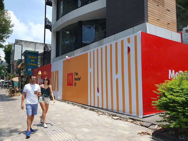 2 kiểu ‘quay xe’ của McDonald’s và Chagee trên đất vàng TP.HCM - Ảnh 1