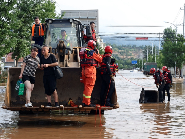 Cận cảnh mưa lũ cực đoan tại Bắc Kinh: 30 người chết, hơn 80.000 người sơ tán, kích hoạt mức ứng phó khẩn cấp cao nhất - Ảnh 4