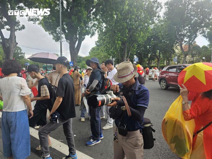 Khách trẩy hội 2/9 đông nghẹt, nhiều dịch vụ ở Hà Nội đội giá - Ảnh 8