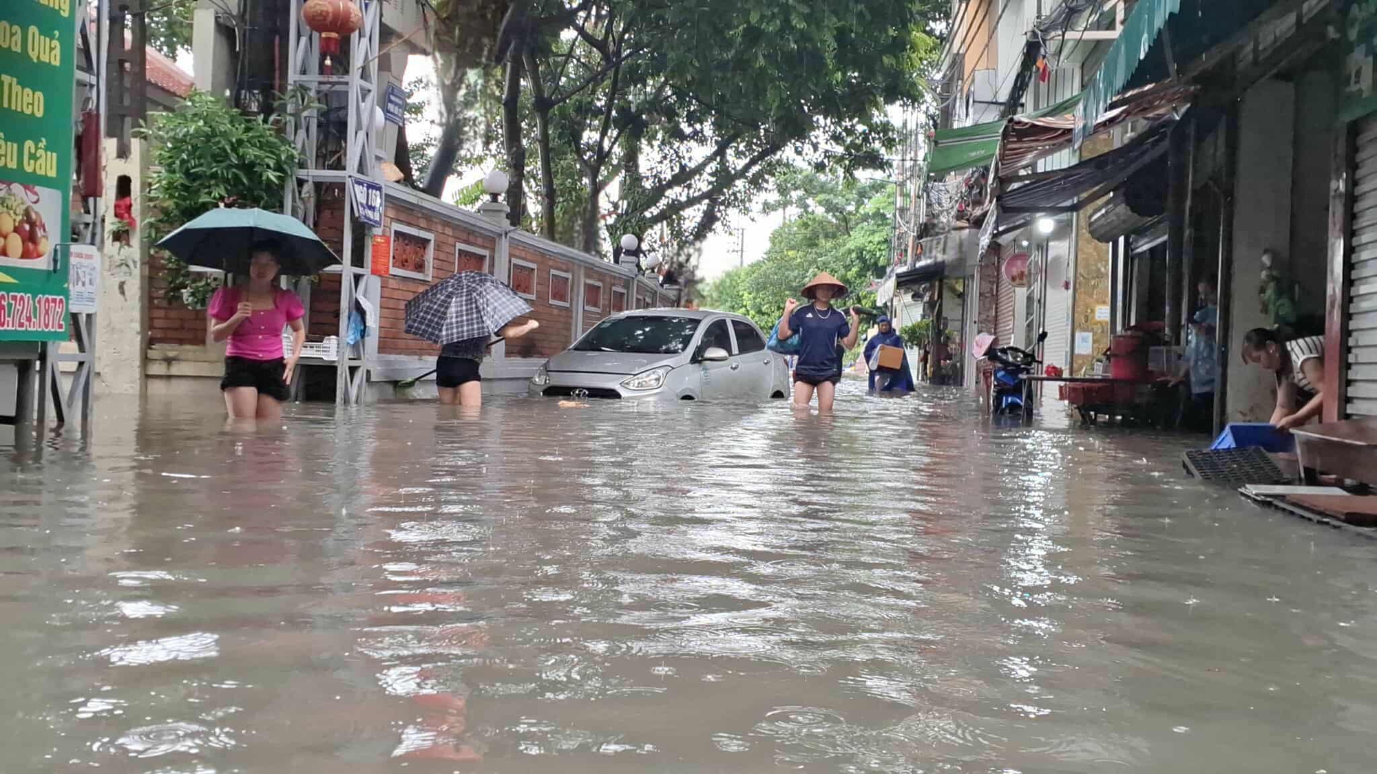 Chủ ô tô cần làm gì khi xe chết máy giữa mưa lũ hoặc rơi vào vùng ngập nước? - Ảnh 1