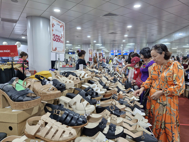 Điểm mua sắm rợp cờ đỏ sao vàng, người dân TP.HCM rộn ràng 'săn sale' dịp lễ 2/9 - Ảnh 2