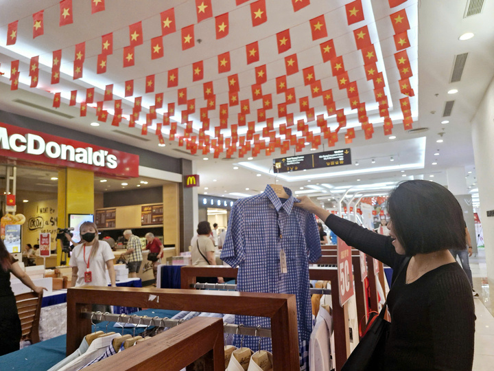 Điểm mua sắm rợp cờ đỏ sao vàng, người dân TP.HCM rộn ràng 'săn sale' dịp lễ 2/9 - Ảnh 3