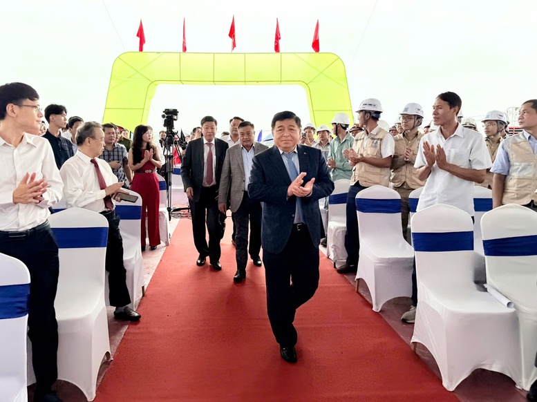 Hôm nay, cây cầu hơn 10.000 tỷ đồng vượt sông Hồng, kết nối Hà Nội đến Hưng Yên chính thức khởi công - Ảnh 1