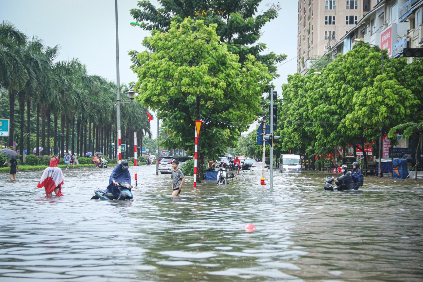 Nhiều khu chung cư Hà Nội thành 'ốc đảo' sau mưa lớn, dân dựng đập ngăn nước tràn vào hầm - Ảnh 5
