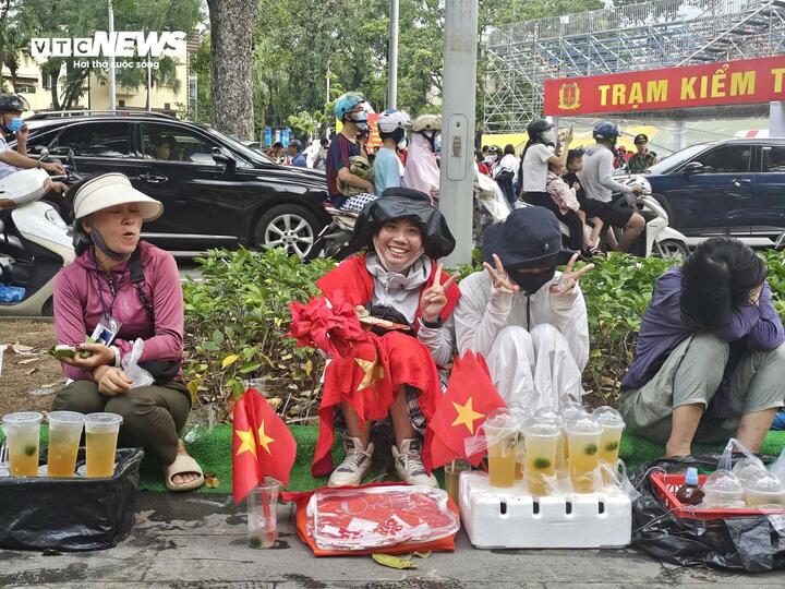Khách trẩy hội 2/9 đông nghẹt, nhiều dịch vụ ở Hà Nội đội giá - Ảnh 4