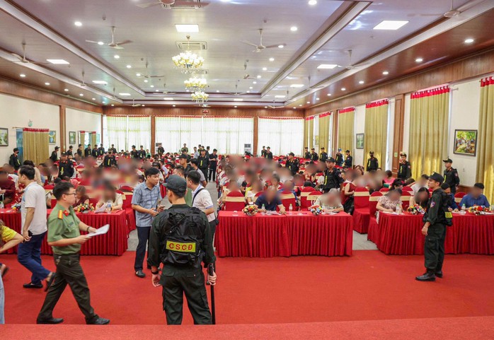 Hàng trăm cảnh sát ập vào phá đường dây kinh doanh đa cấp đang lôi kéo 200 người dự "hội thảo" - Ảnh 1