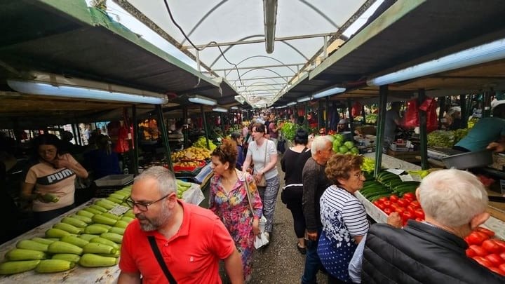 Buồn của quốc gia thuộc top nghèo nhất châu Âu: Giá rau củ tăng theo cấp số nhân vì mất mùa, giới trẻ 'chê' làm nông, tích trữ thực phẩm cho ngày đông dần trở thành điều xa xỉ - Ảnh 1