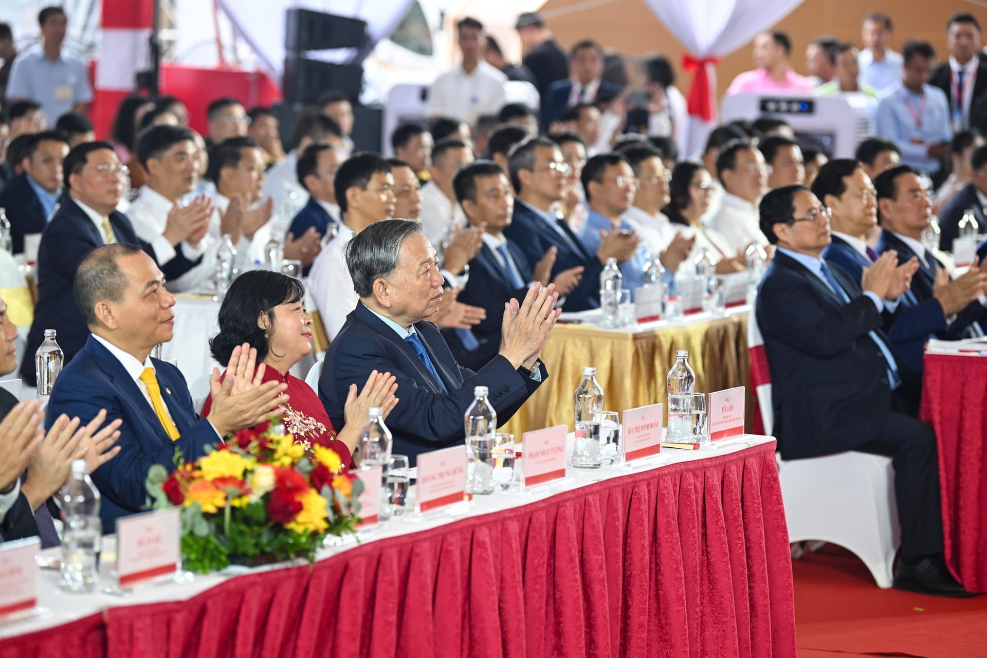 Ngày 19/8 lịch sử: Việt Nam bùng nổ siêu dự án 1,28 triệu tỷ đồng, Vingroup lập kỳ tích - Ảnh 1